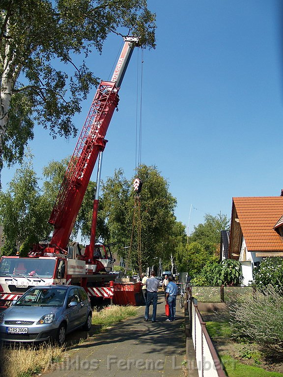 Baukran zwischen zwei Haeuser gestuerzt Koeln Vogelsang Sperberweg P913.JPG